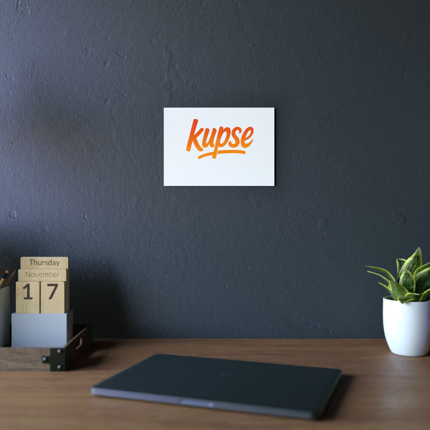 Obraz na panelu aluminiowym Kupse Logo Orange – trwały wydruk w stylu Kup Se
